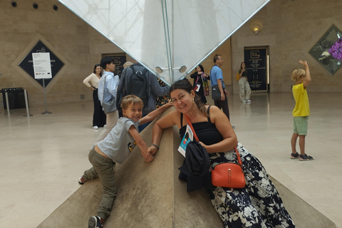 Paris: Louvre Museum Family Treasure Hunt for Kids