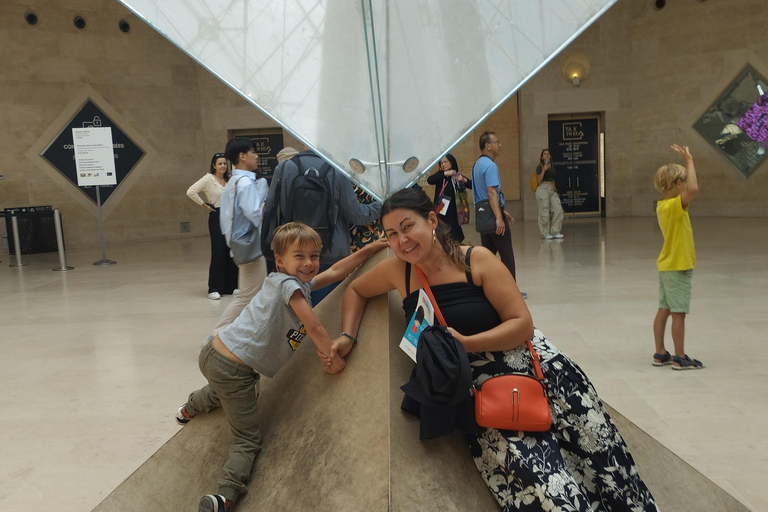Paris: Louvre Museum Family Treasure Hunt for Kids