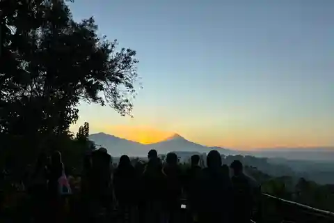 Yogyakarta: Sunrsise from setumbu and Borobudur climbup Tour