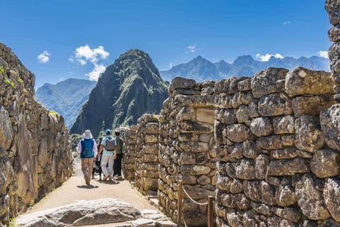 From Cusco: Machu Picchu Day Tour with Panoramic Train From Cusco: Full-day group tour to Machu Picchu and panoramic train