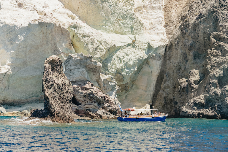 Santorin : Excursion en catamaran avec dîner barbecue, boissons et musiqueCroisière au coucher du soleil avec transfert depuis l'hôtel