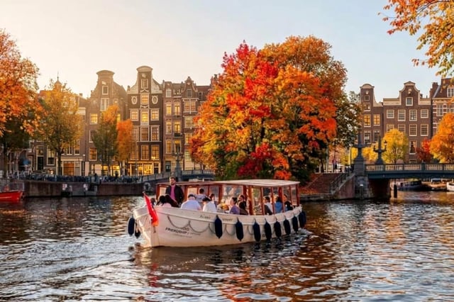 Luxury Canal Cruise incl. Cheese, Prosecco &amp; Spritzers Opt.