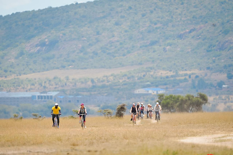 Nairobi: Safari guidato in bicicletta alla scoperta della fauna selvatica con trasferimento e pastoNairobi: Safari guidato in bici con trasferimenti (senza pasti)