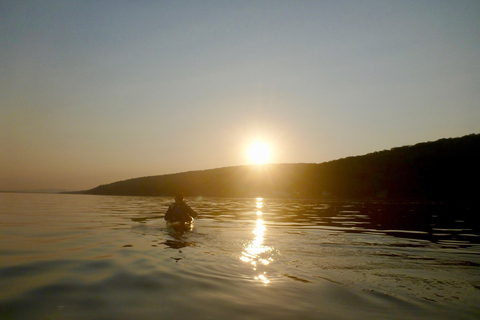 Wycieczka kajakiem morskim o zachodzie słońca w Quebec City z Mapple WineSpływ kajakowy o zachodzie słońca - spotkanie na wyspie Orleans