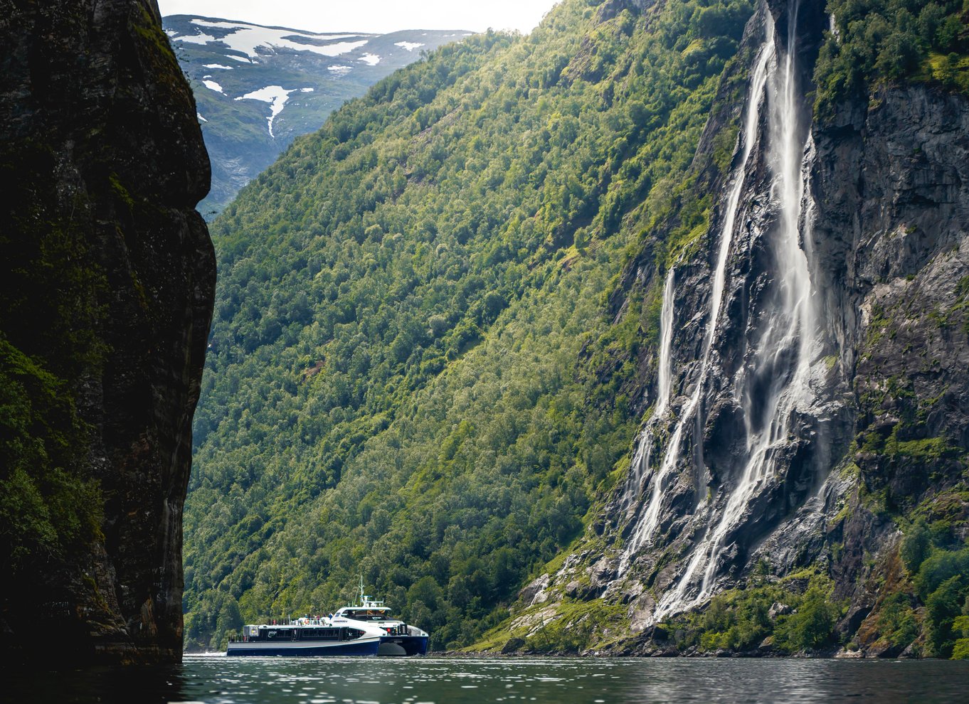 Geiranger: Sightseeingbådtur i fjorden og til vandfaldene – 75 minutter og 2 timer