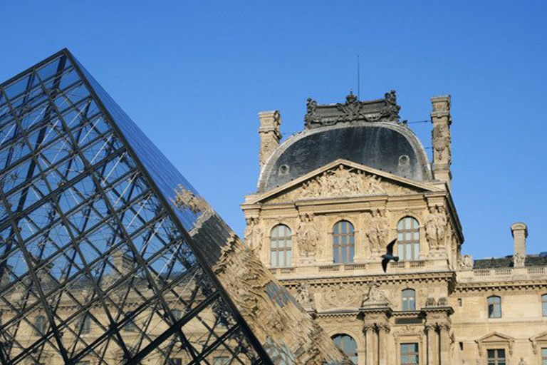 Paris: Louvre Small Group Guided Tour with Reserved Entry Paris: Louvre Group Tour with Reserved Access