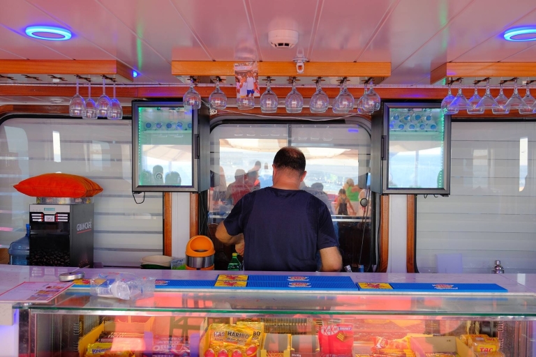 Van Alanya: boottocht met onbeperkte frisdranken en lunchBoottocht vanaf een ontmoetingspunt in de jachthaven van Alanya