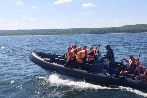 Speedboot aan het einde van de pier in Sopot. Snelheid 100 km/u