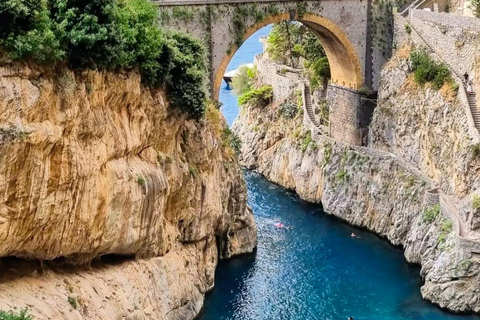 Desde Sorrento: Tour privado de un día de Amalfi y Positano en barco