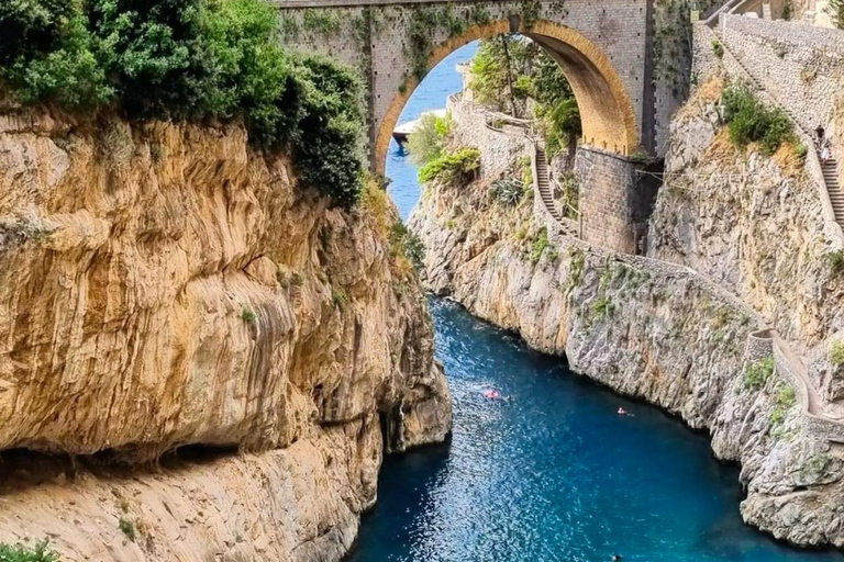 Desde Sorrento: Tour privado de un día de Amalfi y Positano en barco