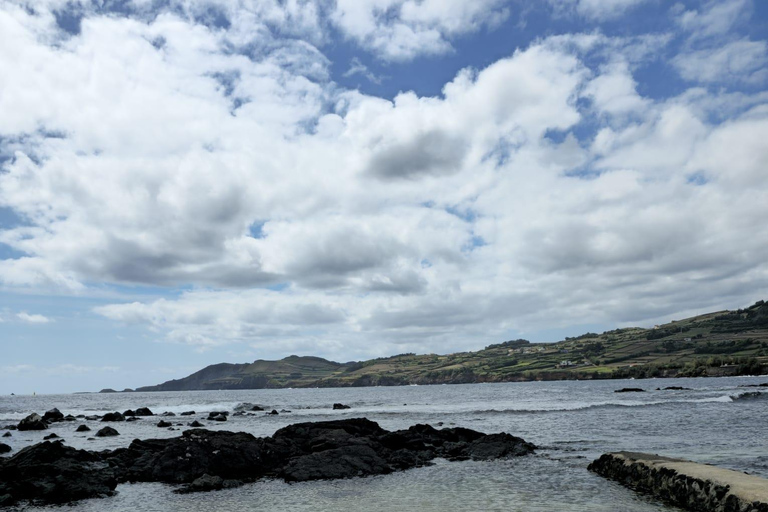 Promenade le long de la côte de l&#039;île de Terceira