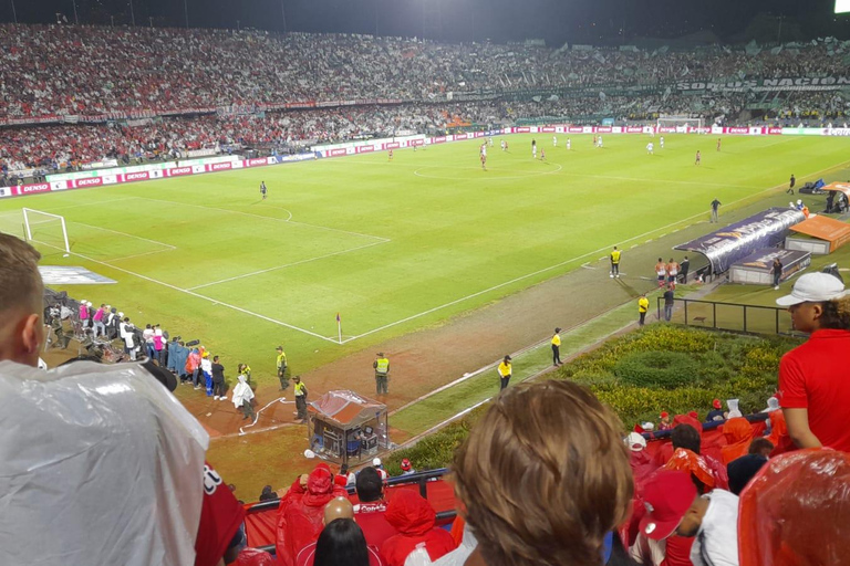 Medellín: Mecz piłki nożnej na stadionie Atanasio i wycieczka z przewodnikiem