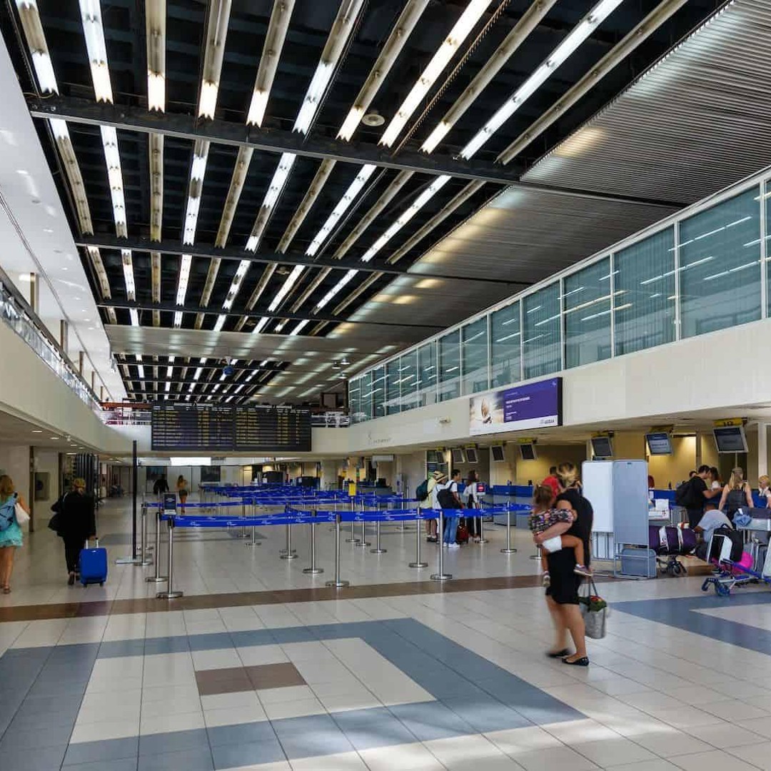 Traslado al aeropuerto de Rodas todo incluido para hasta 8 pax + maletas