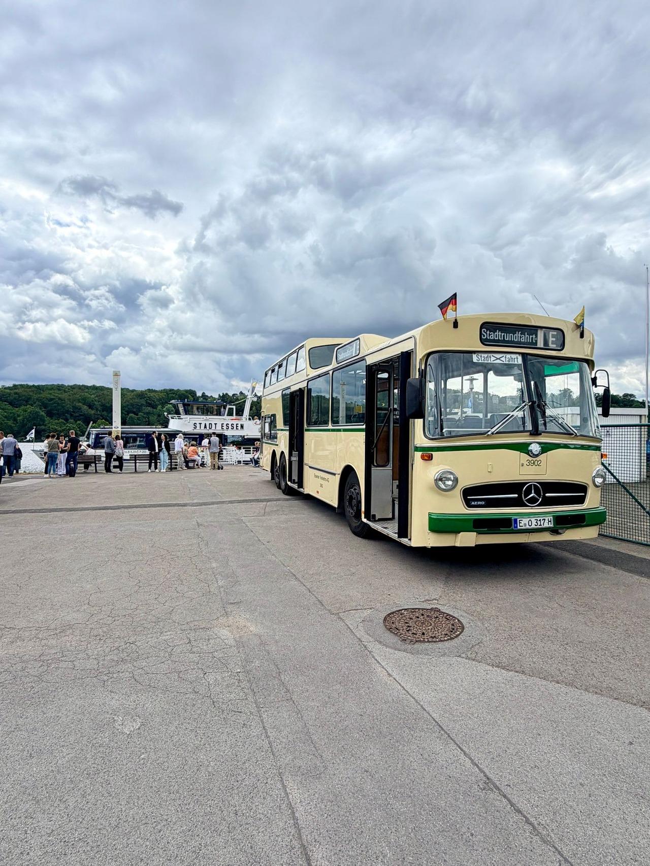Essen: Vintage-Bus und Bootsfahrt auf dem Baldeney-See mit Guide