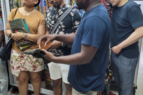 Accra: Ghana stoffenreis en batikken en vervenAccra - Ghana:Halfdaagse tour door Ghana met gids
