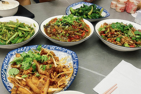 Guangzhou: Dine at Local Home with English Speaking Hosts
