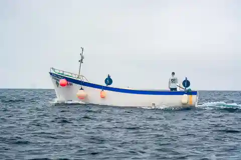São Miguel: Bootsfahrt entlang der Küste in einem traditionellen Boot
