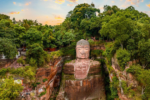 Chengdu: Panda Base and Leshan Giant Buddha Day Tour
