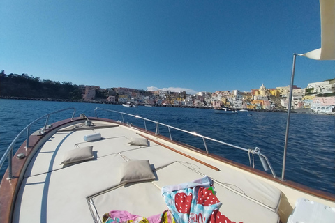 Procida : Excursion en bateau privé avec vue sur la mer et plongée en apnéeProcida Vue sur la mer
