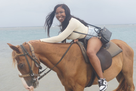 蒙特哥湾出发：骑马探秘与法尔茅斯城市精华游从蒙特哥湾出发：骑马体验与法尔茅斯城市精华游