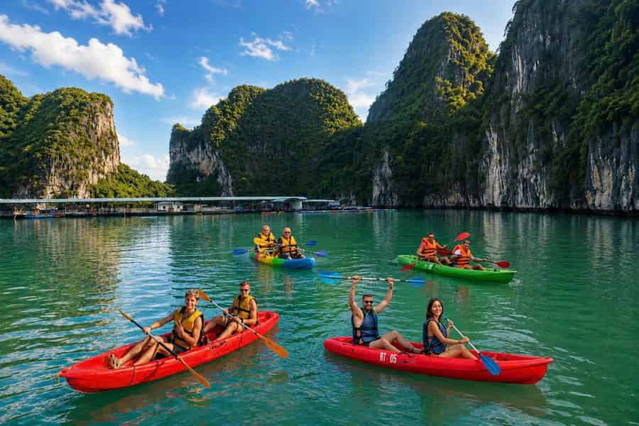Ab Hanoi: Halong-Bucht – ganztägige Bootsfahrt, Mittagessen & Kajaktour. Foto: GetYourGuide Ab Hanoi: Halong-Bucht – ganztägige Bootsfahrt, Mittagessen & Kajaktour. Foto: GetYourGuide