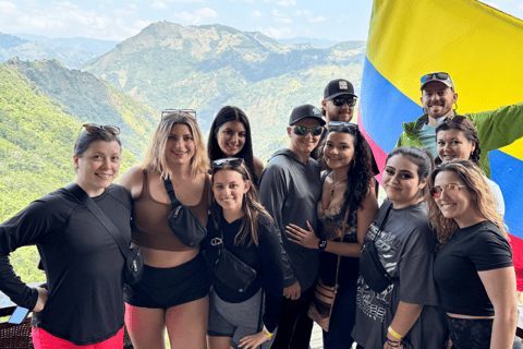 Von Medellín: Wasserfälle und Zipline Spüre das Abenteuer in jedem Sprung!