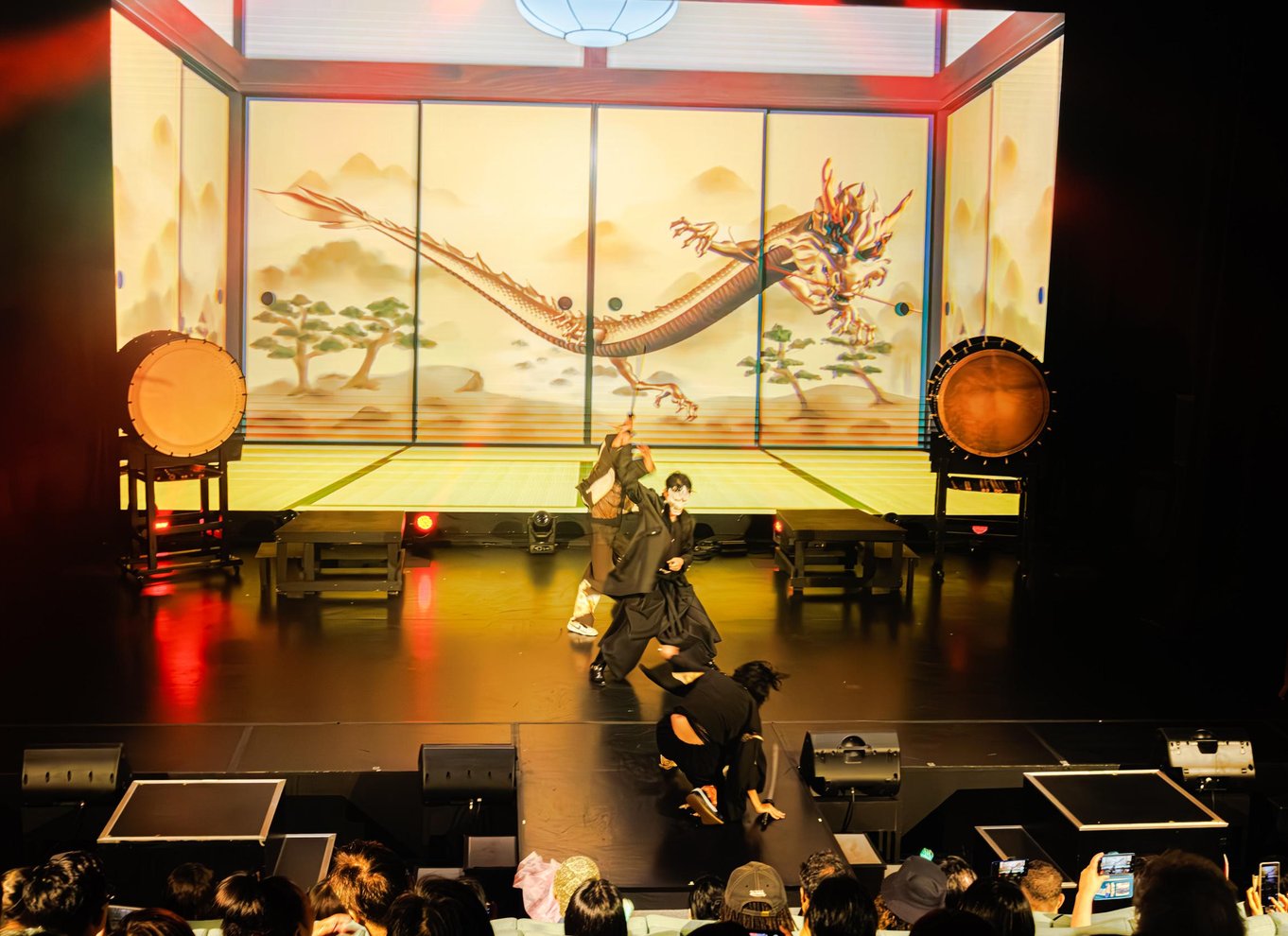 Osaka: Et moderne show med samuraier, Kabuki, Taiko og dans