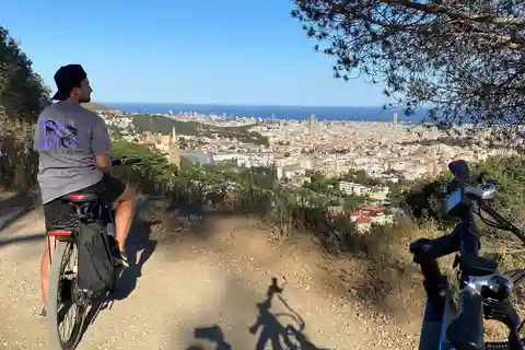 バルセロナからティビダボへ：隠れた宝石と絶景 eバイクツアー