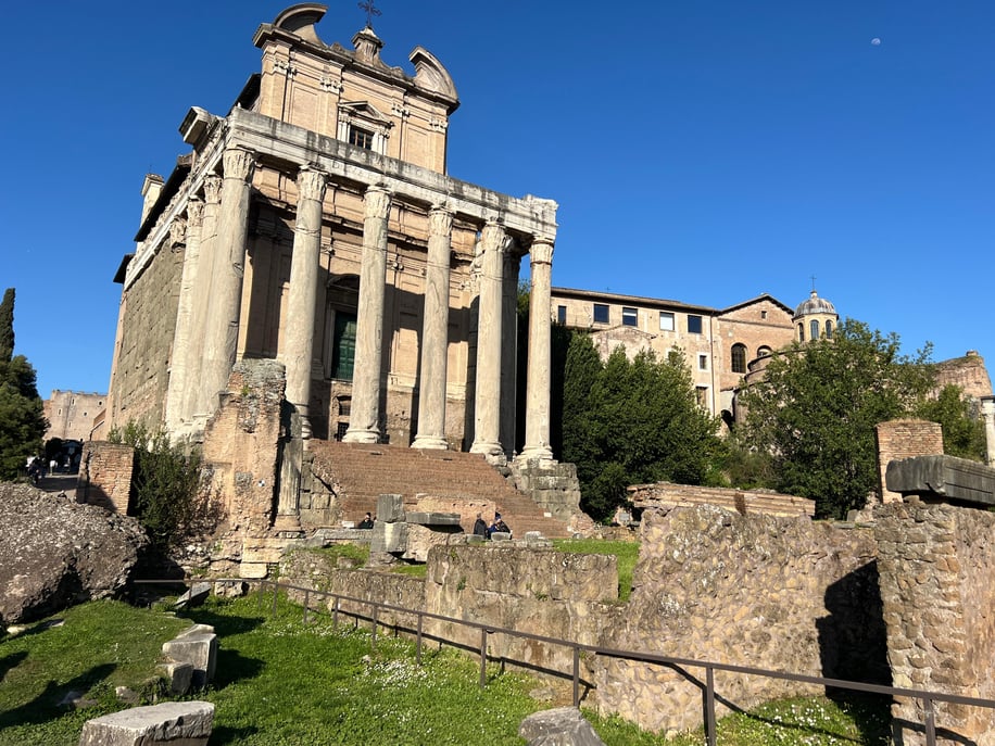 Domus Tiberiana, ...