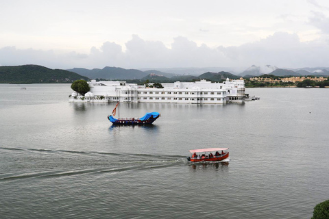 Udaipur: Private Half-Day Tour by Tuk-Tuk or CarHalf-Day Tour by Tuk-Tuk