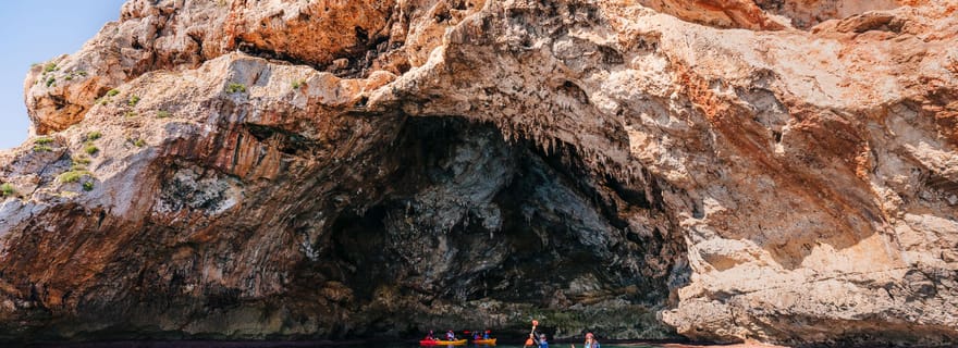 Cala Varques : Expédition guidée en kayak et plongée en apnée dans les grottes marines