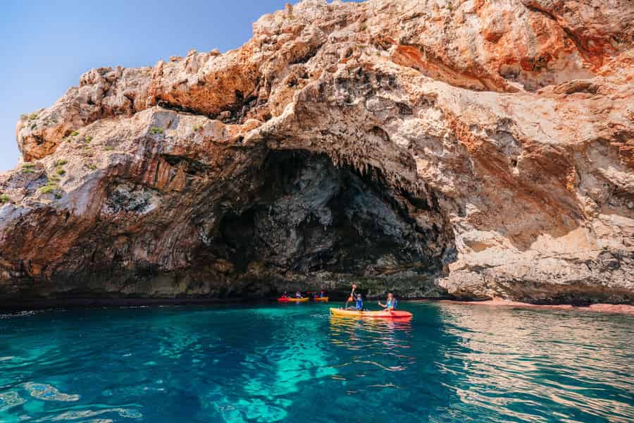 Cala Varques: Geführte Kajak- und Schnorchel-Expedition zu den Meereshöhlen. Foto: GetYourGuide