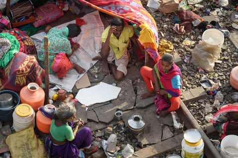 Delhi: Visita a los barrios bajos de la Vieja Delhi en metro o en cocheExcursión en coche con servicio de recogida y regreso del hotel