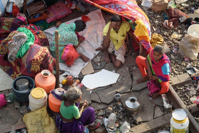 Delhi: Old Delhi Slum Tour met de metro of autoTour met metrovervoer en trefpunt