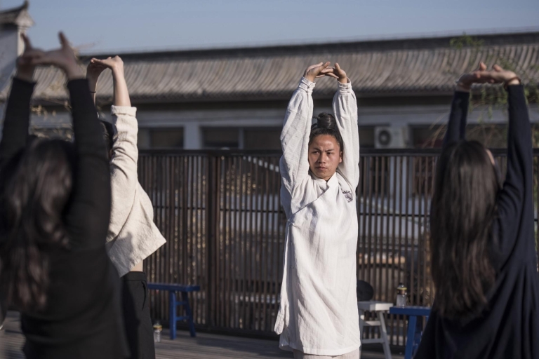 Zajęcia chińskiego kungfu na dziedzińcu hutongu obok Forbidden Ci