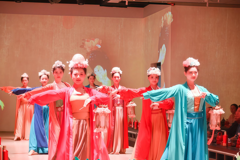 Jinan: Show Feast with Hanfu, Dinner, and Performance Row 1（SVIP）Meal+Costume+Headwear+Makeup (4 days in advance)