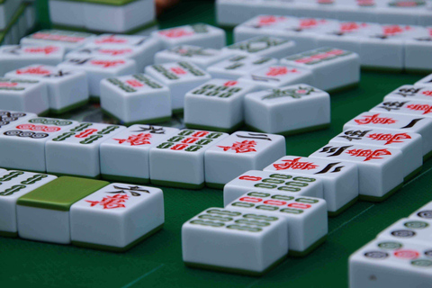 Shanghai: Mahjong Workshop with Market Tour & Tea Tasting