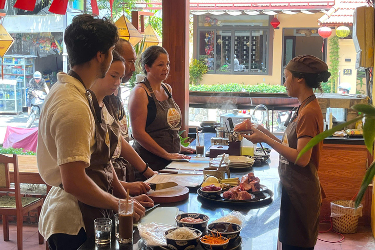 顺化市：顺化牛肉面工作坊 - 顺化传统美食之旅顺化牛肉面汤烹饪工作坊和当地市场之旅