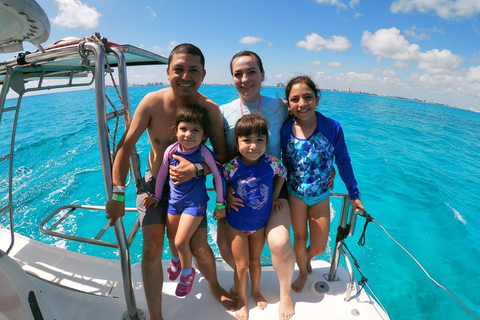 Costa Mujeres: Catamaran Tour to Isla Mujeres with Open Bar Standard Tour: Open Bar