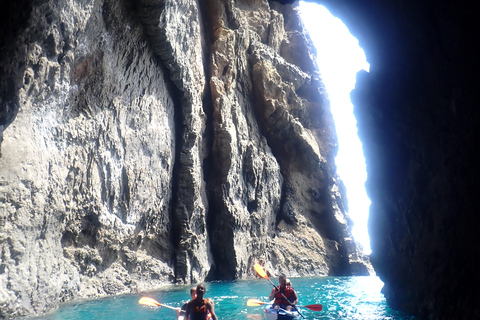 Aventura de caiaque na Calheta: Passeio na praia do Zimbralinho ou no ilhéu da Cal