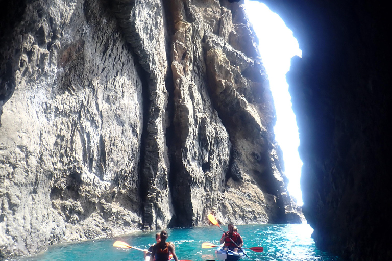 Aventura de caiaque na Calheta: Passeio na praia do Zimbralinho ou no ilhéu da Cal