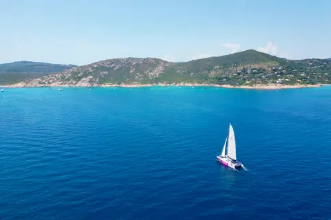 Saint Tropez: Festa serale in catamarano con drink di benvenuto