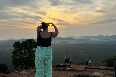 Colombo/Negambo: Sigiriya Rock & Dambulla CaveTemple DayTour