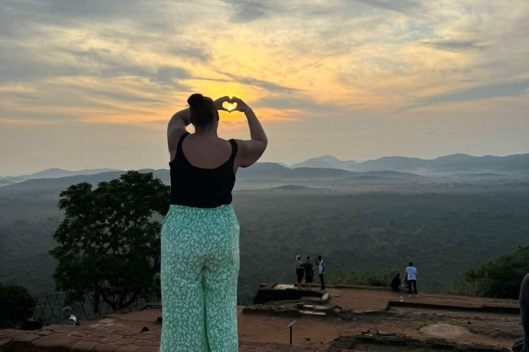 Colombo/Negambo: Sigiriya Rock & Dambulla CaveTemple DayTour