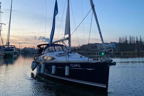 Gdansk: Scenic Evening Yacht Cruise with ProseccoNight Cruise