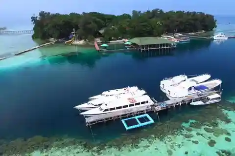 Jakarta: 2D1N Putri Island Trip with Glass Boat & Transfers