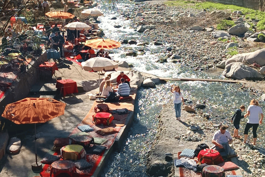 Marrakesch: Atlasgebirge, Ourika-Tal, Wasserfall / Guide. Foto: GetYourGuide