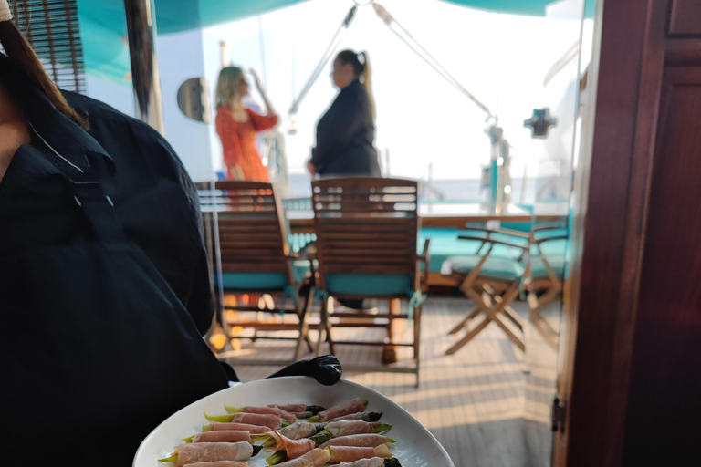 Athene: Agistri en Aegina Yacht Tour met Lunch & Zwemmen