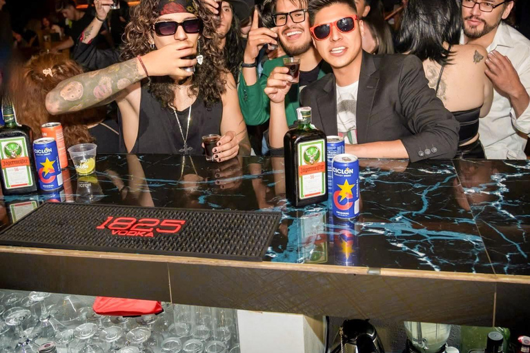 La Paz: Pub Crawl with VIP Entry and Welcome Shots