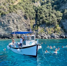 Bootstour durch die Cinque Terre mit einem traditionellen ligurischen Gozzo